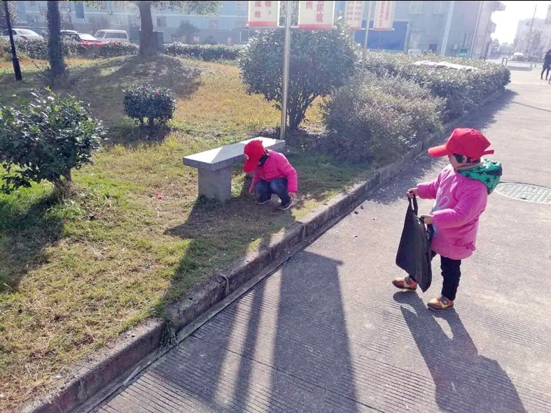 参加活动的小志愿者.jpg