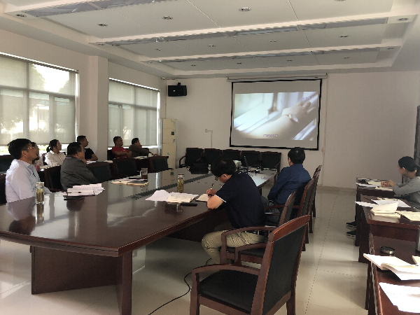 观看警示教育片.jpg