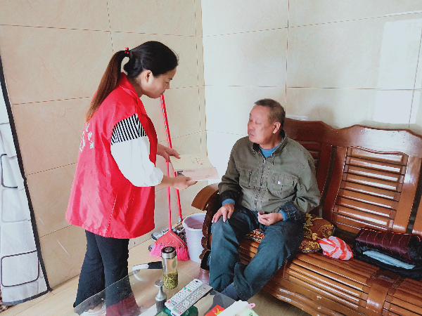 为行动不便党员送学习资料2.jpg
