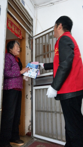 市委党校志愿者在进行法治宣传 (1).jpg 市委党校志愿者在进行法治宣传 (1).jpg