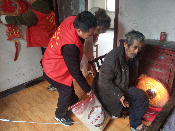 慰问特困户.jpg