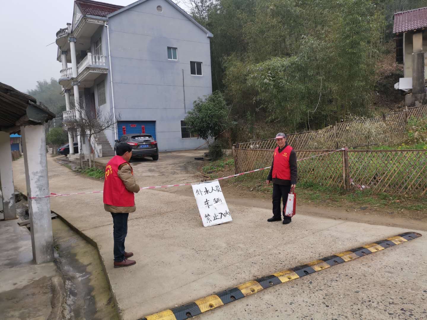 中国好人谈贤贵参加卡口志愿服务活动.png 中国好人谈贤贵参加卡口志愿服务活动.png