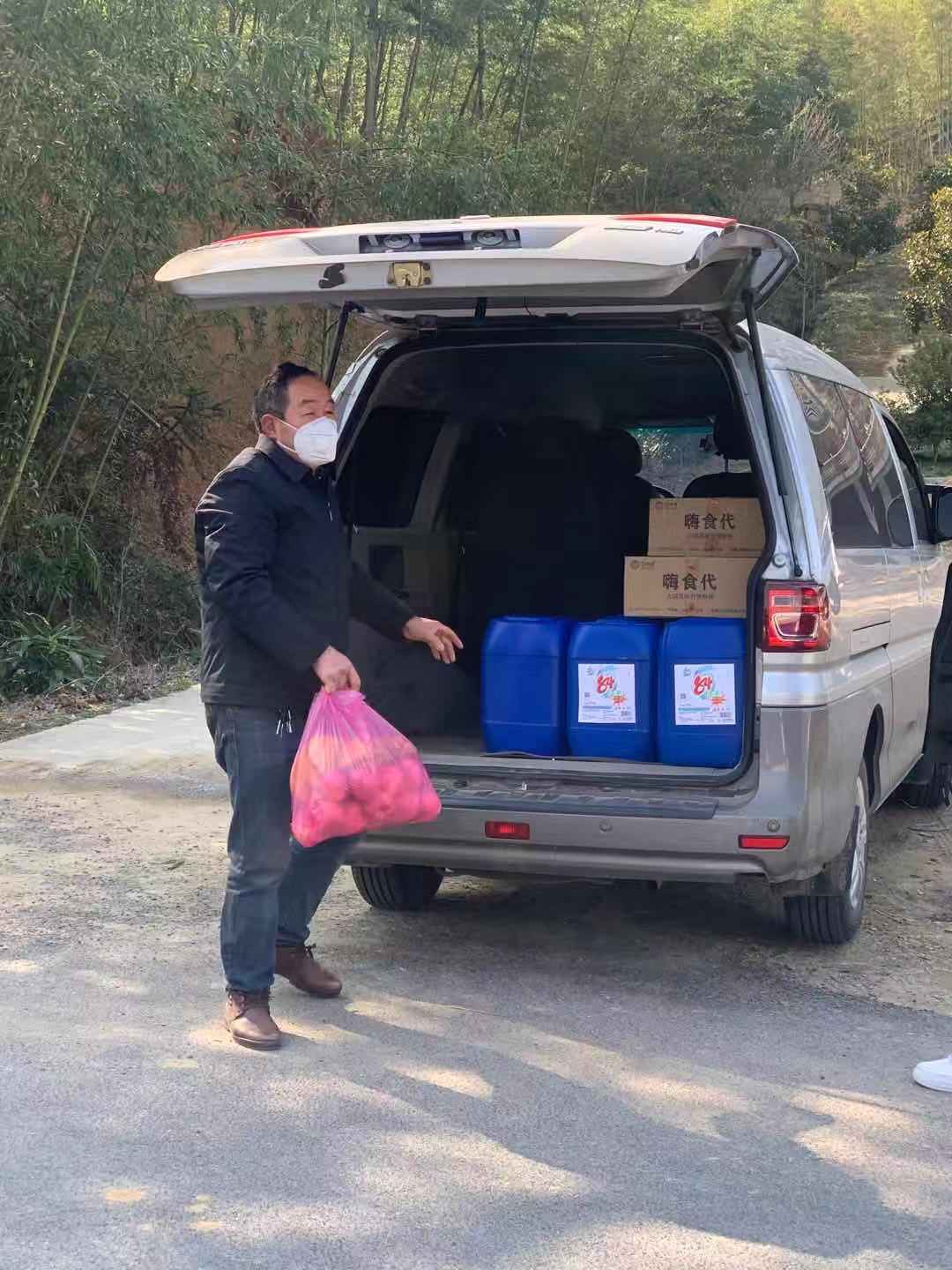徐光海向卡口值班的同志捐防疫物资.png 徐光海向卡口值班的同志捐防疫物资.png