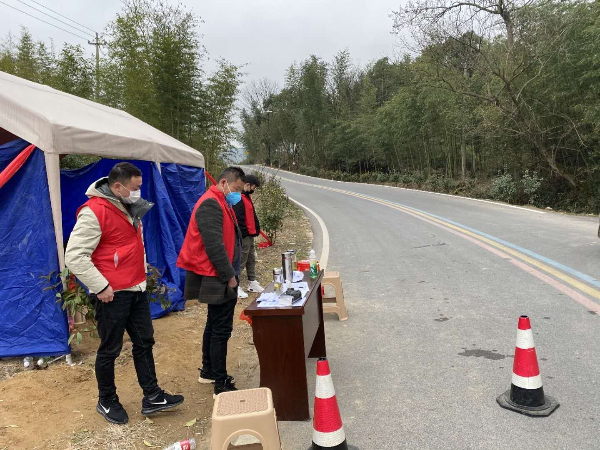 道德模范陈卫在卡口站岗.jpg 道德模范陈卫在卡口站岗.jpg