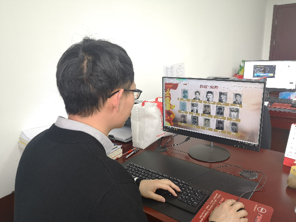 机关干部职工利用电脑开展网上祭奠英烈活动.jpg 机关干部职工利用电脑开展网上祭奠英烈活动.jpg