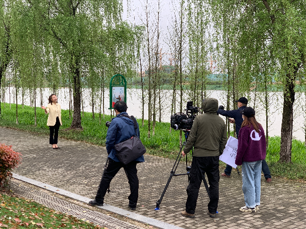 文化志愿者录制清明诗会视频.jpg 文化志愿者录制清明诗会视频.jpg