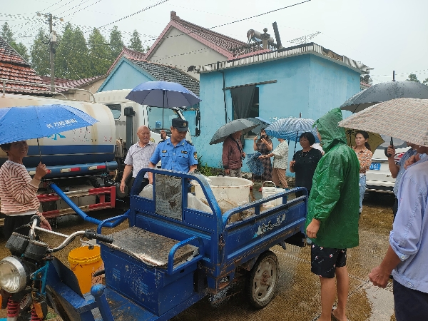 广德市新杭镇:城管队员化身送水小哥2_看图王.jpg 广德市新杭镇:城管队员化身送水小哥2_看图王.jpg
