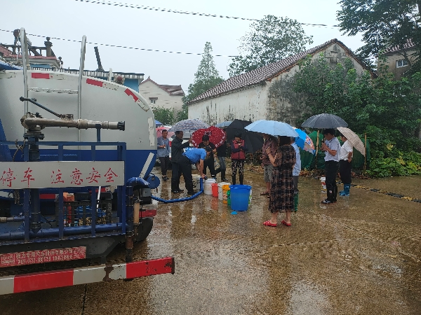 广德市新杭镇:城管队员化身送水小哥4_看图王.jpg 广德市新杭镇:城管队员化身送水小哥4_看图王.jpg