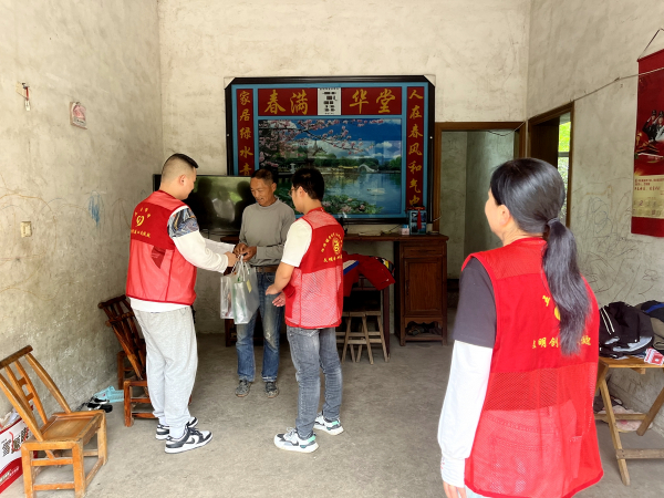2023年6月1日上午金龙村新时代文明实践站开展“‘六一’慰问送温暖 情暖童心护成长“儿童节慰问活动 (4).jpg 2023年6月1日上午金龙村新时代文明实践站开展“‘六一’慰问送温暖 情暖童心护成长“儿童节慰问活动 (4).jpg