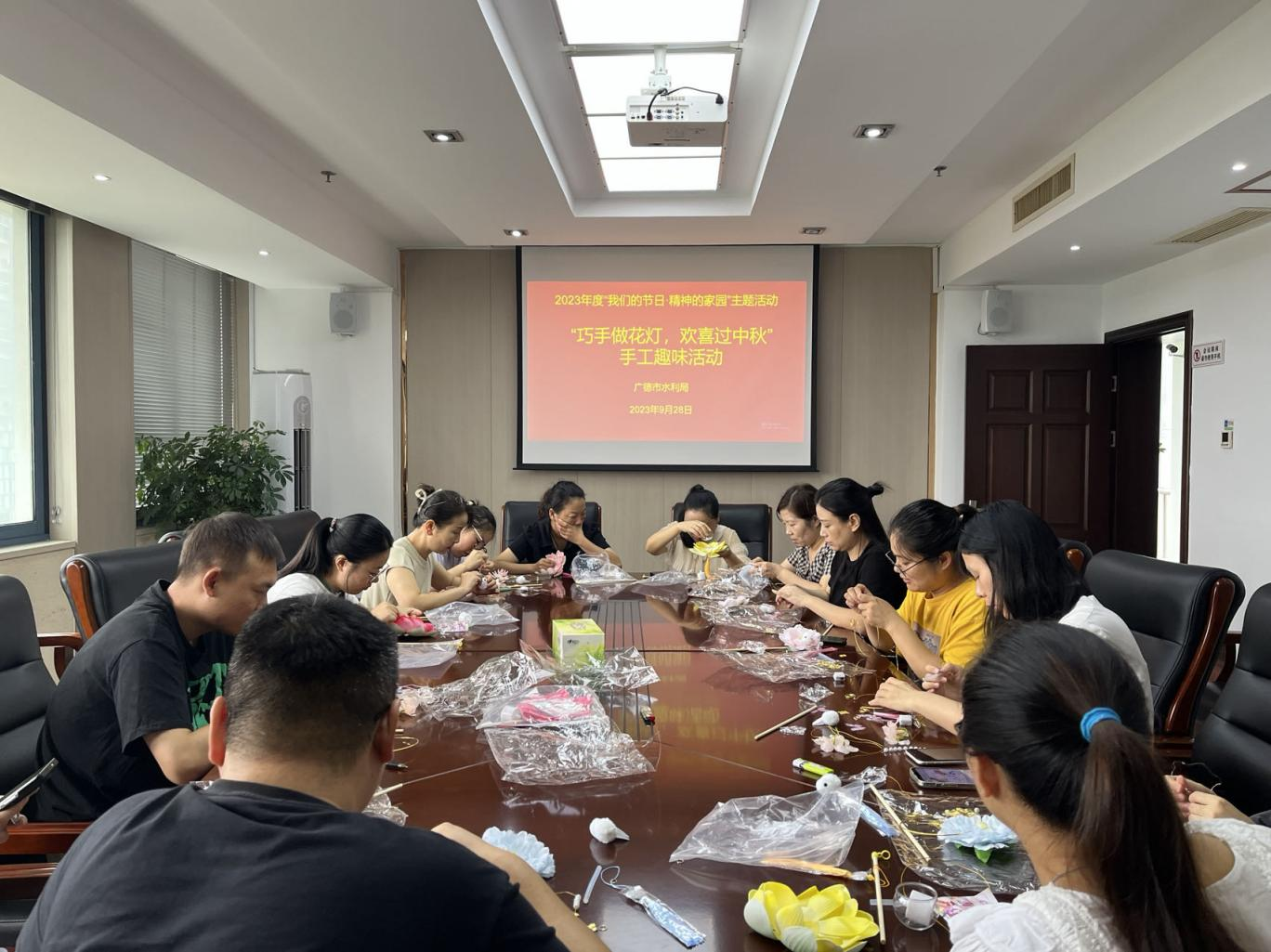 9月28日市水利局开展“巧手做花灯,欢乐过中秋”手工趣味活动2.png 9月28日市水利局开展“巧手做花灯,欢乐过中秋”手工趣味活动2.png