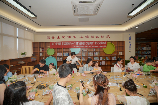 2024年8月10日,桃州镇新时代文明实践所开展节日感党恩 共话新时代--“‘花’点心思 以簪传情”七夕文化主题活动.jpg 2024年8月10日,桃州镇新时代文明实践所开展节日感党恩 共话新时代--“‘花’点心思 以簪传情”七夕文化主题活动.jpg